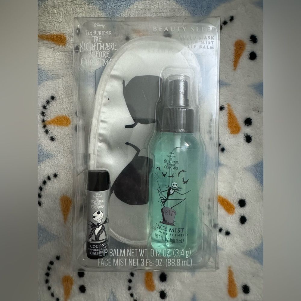 Tim Burton’s Disney TheNightmare Before Christmas
Lip Balm/Face Mist/EyeMask Set
